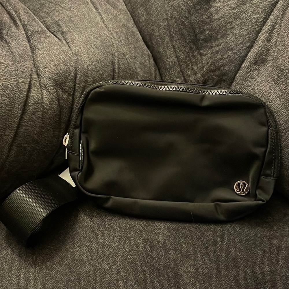 NWT BLACK Lululemon Everywhere Belt Bag